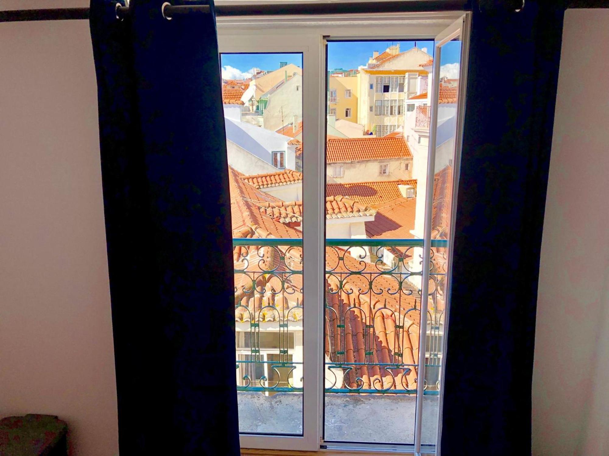 Guest house 5lisbon Private Bedroom With A View